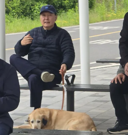 5일 서울 동작대교 부근 한강공원에서 포착된 윤석열 전 대통령.온라인 커뮤니티 클리앙 캡처