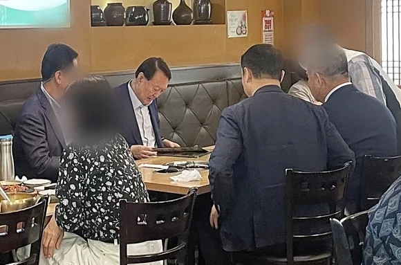 윤석열 전 대통령이 지난달 23일 경기 성남시 판교의 한 보리밥집을 방문했다고 오마이뉴스가 같은 달 28일 보도했다.사진은 윤 전 대통령이 일행과 식사하기 위해 메뉴판을 들여다보고 있는 모습.오마이뉴스 제공