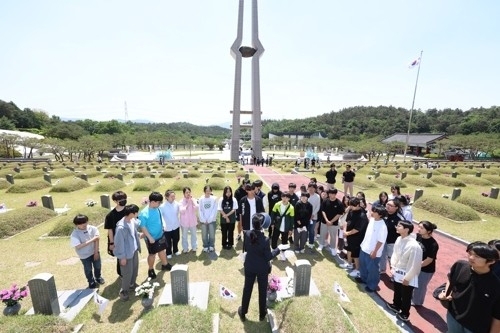 학생들이 5·18 묘역 참배을 참배하고 있다.연합뉴스