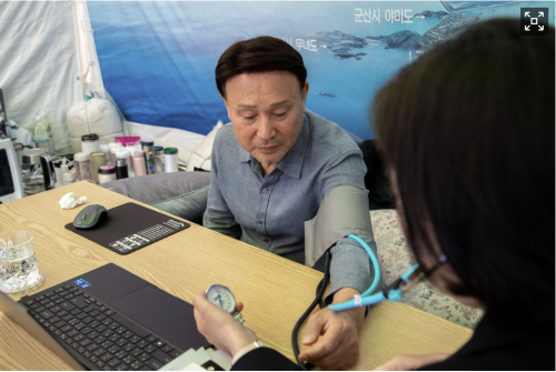 강임준 군산시장이 새만금 신항과 군산항의 원포트 무역항 지정을 촉구하며 단식 농성을 하고 있다.의료진의 건강 진단을 받는 모습.군산시 제공
