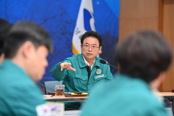 산불피해복구 대책본부 회의 중인 이철우 경북도지사.경북도 제공