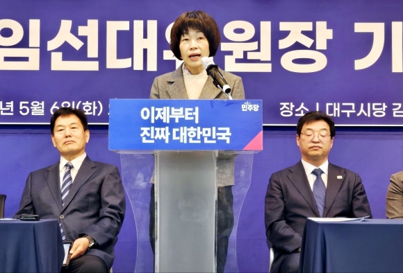 발언하는 최연숙 대구 민주당 총괄선대위원장 - 최연숙 더불어민주당 대구시당 대통령 선거 총괄선대위원장이 6일 민주당 대구시당에서 열린 선대위 출범식에서 발언하고 있다.2025.5.6.뉴스1