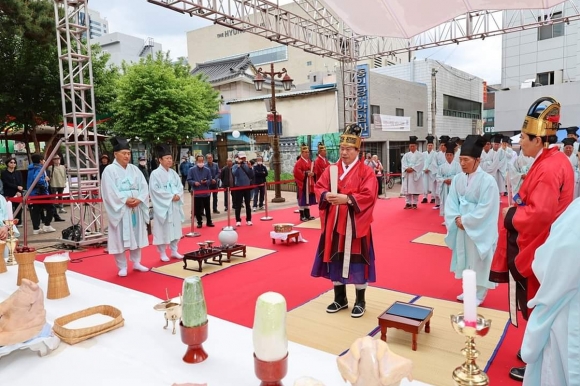 지난해 열린 대구 약령시 한방문화축제에서 류규하 중구청장이 고유제를 지내고 있다.대구시 제공