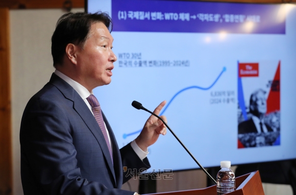 최태원 대한상공회의소 회장이 지난달 22일 서울 여의도 국회 사랑재에서 열린 국회 미래산업포럼 발족식에서 기조연설을 하고 있다.안주영 전문기자
