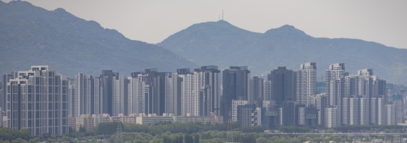 서울 강남권 아파트 전세가율 역대 최저 기록 - 6일 서울 성동구에서 바라본 서초구 일대 아파트의 모습.연합뉴스