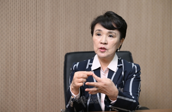 강금실 더불어민주당 총괄선거대책위원장이 6일 서울신문 광화문 사옥에서 인터뷰하며 이재명 민주당 대선 후보의 공직선거법 사건을 파기환송한 조희대 대법원장을 비판하고 있다. 도준석 전문기자