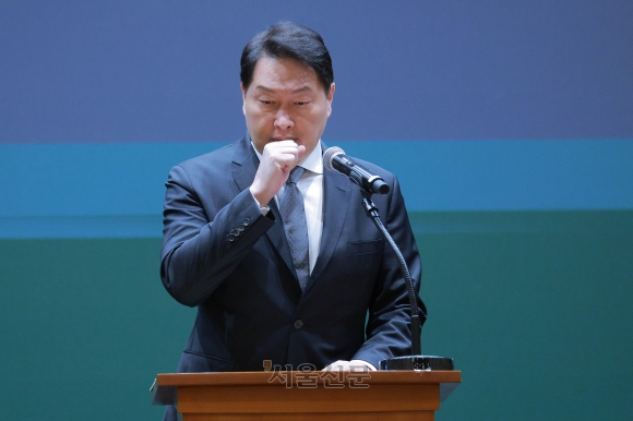 최태원 SK그룹 회장이 7일 오전 서울 중구 SKT타워에서 SK텔레콤 이용자 유심(USIM) 정보 해킹 사고와 관련해 기자회견을 하고 있다.2025.5.7 도준석 전문기자