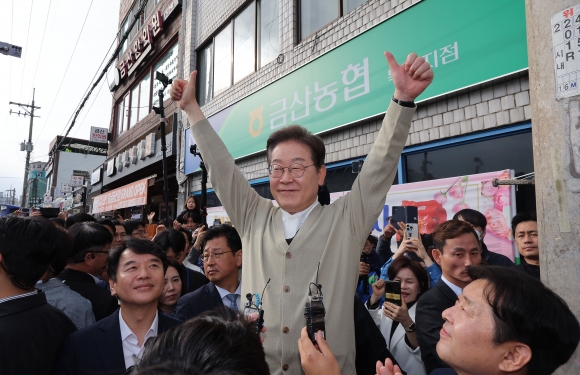 이재명 더불어민주당 대선 후보가‘골목골목 경청투어:국토종주편’에 나선 6일 충남 금산군 금산터미널 일대에서연설을 하고 있다.2025.5.6 연합뉴스