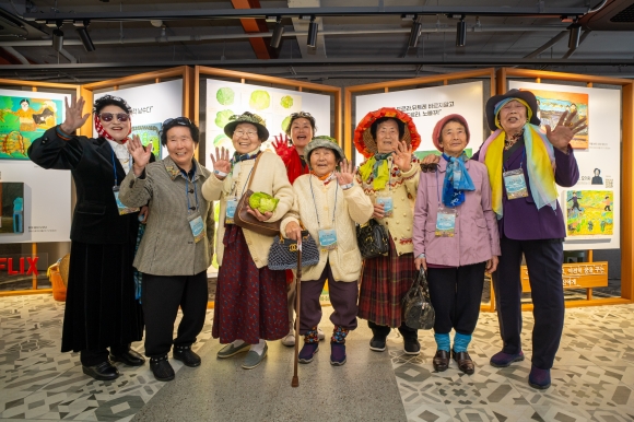 넷플릭스 초대로 서울 영등포 명화극장에서 전시하게 된 제주 선흘 할망 작가들이 기념촬영을 하고 있다.소셜뮤지엄 제공