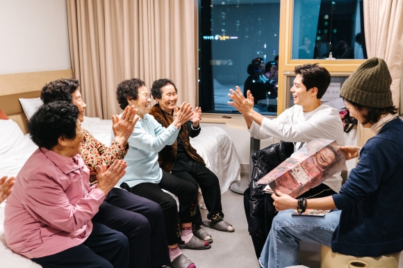 ‘폭싹 속았수다’드라마에서 관식이로 나온 박보검 배우가 서울전시기간 선흘할망들과 만나 이야기꽃을 피우고 있다.소셜뮤지엄 제공