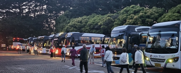 황금연휴 마지막인 지난 6일 한라수목원에는 전세버스 10여대가 중국인단체객들이 탑승을 기다리고 있다.제주 강동삼 기자