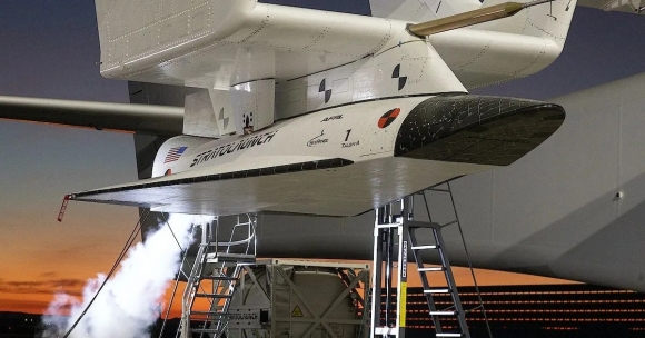 거대 항공기‘록’(Roc)에 탑재된 첫 번째 테스트 기체 TA-1.Stratolaunch 제공