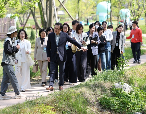 7일 임태희 경기도교육감이 영흥 수목원에서 열린‘숲과 쉼이 있는 행복 발견 여행’연수회에 참가한 교사들과 함께 하고 있다.(경기도교육청 제공)
