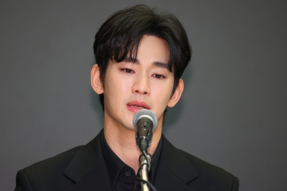 기자회견 하는 김수현 - 배우 김수현이 31일 오후 서울 마포구 스탠포드 호텔에서 미성년자였던 배우 고 김새론과 교제했다는 의혹과 관련해 입장발표 기자회견을 하고 있다.2025.3.31 연합뉴스