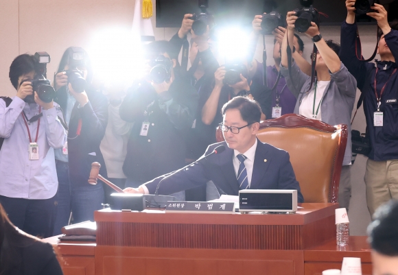 국회 법제사법위원회 법안심사 1소위원장인 박범계 더불어민주당 의원이 7일 국회에서 소위를 개의하며 의사봉을 두드리고 있다.뉴시스