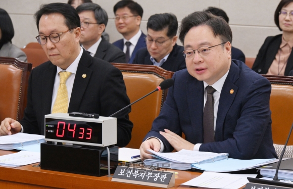 조규홍 보건복지부 장관이 18일 서울 여의도 국회에서 열린 보건복지위원회 전체회의에서 의원질의에 답 하고 있다.2025.2.18안주영 전문기자