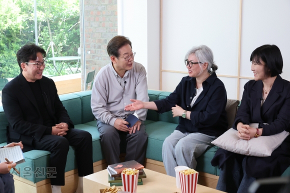 ‘더글로리’ 작가 만난 李 “제 삶이 영화 같아” - 이재명 더불어민주당 대선 후보가 7일 전북 전주시 한옥마을 내 한 카페에서 문화예술 분야 관계자들과 ‘K콘텐츠 산업 진흥’에 대해 대화하고 있다. 이 자리에서 이