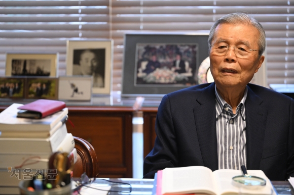 김종인 전 국민의힘 비상대책위원장은 “10년간 아무것도 안해서 대한민국 경쟁력이 추락하고 있다.이걸 해결하려면 경제문제부터 해결해야 한다”고 말했다.인터뷰는 지난 2일 서울 종로구 사직로 대한발전전략연구원 이사장