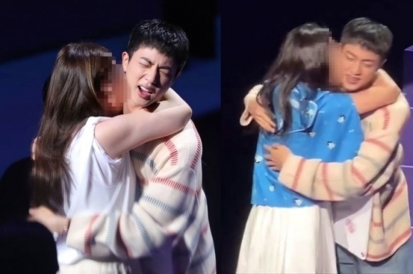 2024년 6월 13일 서울 송파구 잠실실내체육관에서 열린‘방탄소년단’(BTS) 멤버 진(김석진)의‘허그회’진행 도중 일부 팬들이 진에게 입맞춤을 시도해 성추행 논란이 일었다.SNS 사진