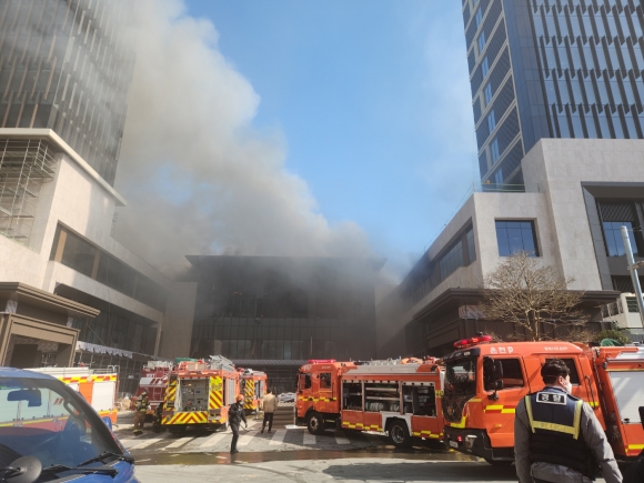 지난 2월 14일 부산 기장군 반얀트리 호텔 신축공사장에서 불이 나 연기가 치솟고 있다.이 화재로 공사 현장 작업자 6명이 숨지고 4명이 연기를 흡입하는 등 부상을 입었다.연합뉴스