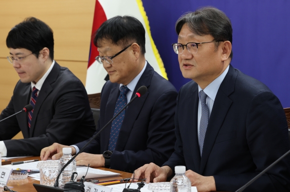 권기섭(맨 오른쪽) 경제사회노동위원회 위원장이 8일 서울 종로구 경사노위 대회의실에서 열린 브리핑에서 발언하고 있다.연합뉴스