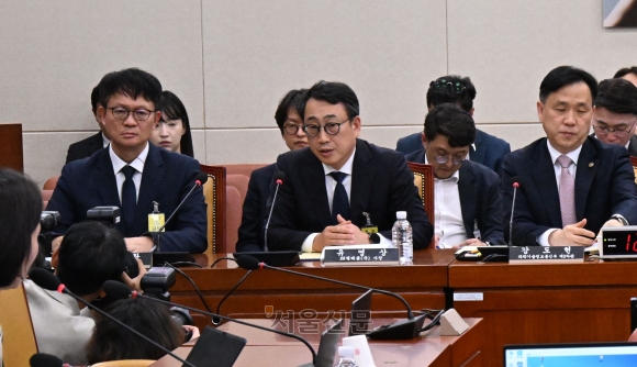 유영상 SK텔레콤 대표이사가 8일 오후 서울 여의도 국회 과학기술정보방송통신위원회에서 열린 SK텔레콤 해킹 관련 청문회에 출석해 의원 질의에 답하고 있다.안주영 전문기자