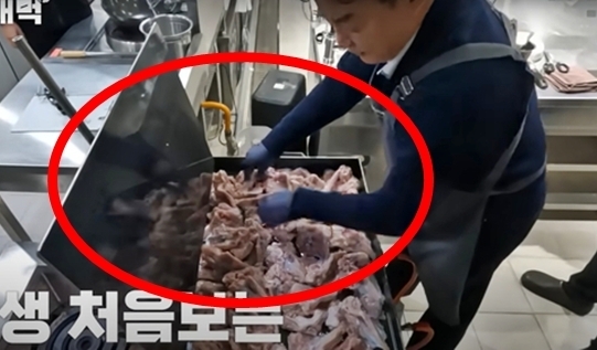 백종원 더본코리아 대표가 적정한 검사 절차를 거치지 않은‘닭뼈 튀김’조리도구를 가맹점에 공급했다는 의혹에 대해 경찰이 입건 전 조사(내사)에 착수했다.사진은 백 대표가 작년 5월 자신의 유튜브 채널에서 해당 조