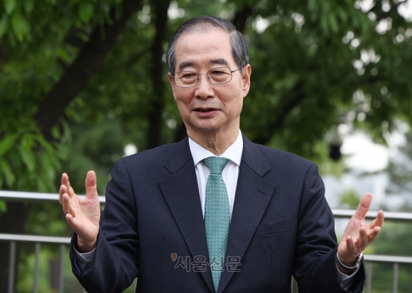 무소속 한덕수 대선 예비후보가 8일 서울 여의도 국회 사랑재의 한 카페에서 국민의힘 김문수 대선후보와 후보 단일화 관련 회동을 마친 뒤 취재진 질문에 답하고 있다.서울신문