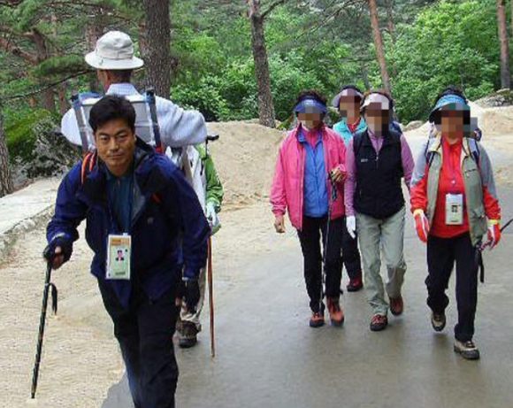 2006년 6월 92세 아버지를 지게에 태우고 금강산에 오르는 이군익씨.이군익씨 제공