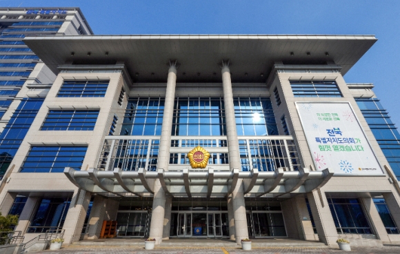 전북도의회가 박용근 의원에 대한 민주당의 징계 결과가 정식 통보되면 의회 차원의 징계 절차를 밟을 방침이다.전북도의회 청사 전경.