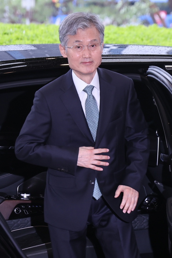 조희대 대법원장 출근 - 조희대 대법원장이 9일 서울 서초구 대법원으로 출근하고 있다.연합뉴스