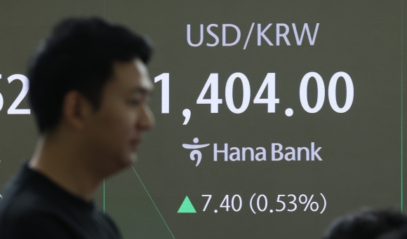 코스피가 전 거래일(2579.48)보다 8.45포인트(0.33%) 상승한 2587.93에 개장한 9일 서울 중구 하나은행 딜링룸 전광판에 지수가 표시되고 있다.2025.05.09.뉴시스