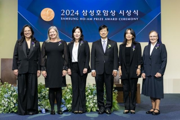 ‘2024 삼성호암상’수상자들 - 왼쪽부터 과학상 화학·생명과학부문 혜란 다윈 미국 뉴욕대 교수,과학상 물리·수학부문 킴벌리 브릭먼 미국 국립표준기술연구소 연구원(고 남세우 미국 국립표준기술연구소 연구원 대리 수