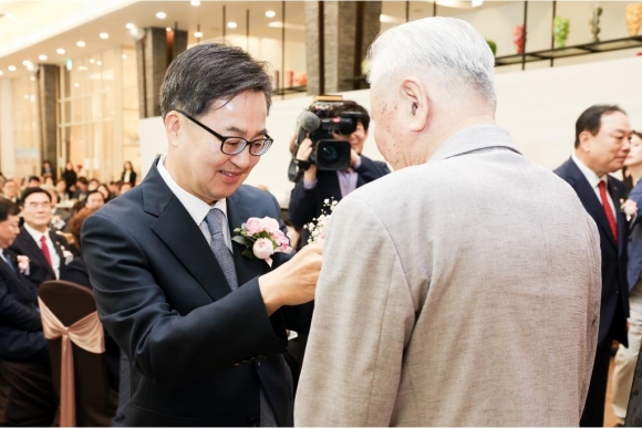 9일 제53회 어버이날 기념행사에서 김동연 경기도지사가 임종선 사할린동포에게 카네이션을 달아주고 있다.(경기도 제공)