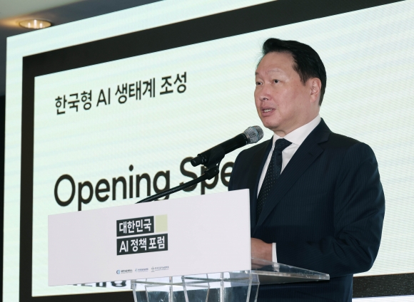 최태원 대한상공회의소 회장이 9일‘대한민국 AI 정책 포럼’에서 개회사를 하고 있다.대한상의 제공