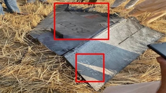 인도령 카슈미르 지역 전투기 추락 현장에서 발견된 라팔 전투기의 잔해로 추정되는 부품.소셜미디어 캡처