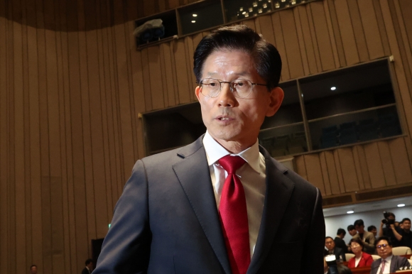 의총장 나가는 김문수 대선후보 - 김문수 국민의힘 대선 후보가 9일 오전 서울 여의도 국회에서 열린 의원총회에서 밖으로 나서고 있다.이날 서울남부지법은 후보 지위를 인정해달라는 김 후보 측 가처분 신청을 기각했다.