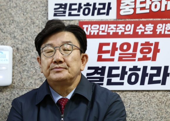‘단일화 약속 촉구’권성동 원내대표 - 김문수 국민의힘 대통령 후보에게 단일화 약속을 촉구하며 단식농성 중인 권성동 원내대표가 9일 오후 서울 여의도 원내대표실 앞 농성장에서 굳은 표정을 하고 있다.뉴스1