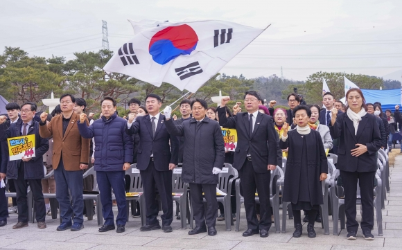 지난 3월 12일 오전 광주 북구 국립5·18민주묘지 민주의 문 앞에서‘제45주년 5·18민중항쟁기념행사위원회 출범식’이 열렸다.참석자들이‘임을 위한 행진곡’을 제창하고 있다.광주광역시 제공
