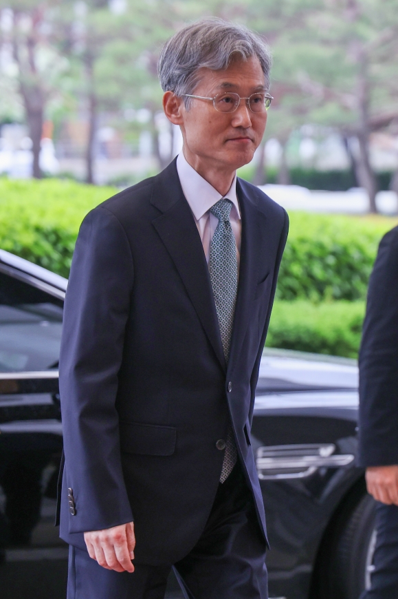 출근하는 조희대 대법원장 - 조희대 대법원장이 9일 서울 서초구 대법원으로 출근하고 있다.연합뉴스