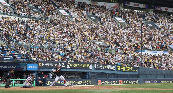 지난 6일 서울 송파구 잠실야구장에서 열린 2025 프로야구 LG 트윈스 vs 두산 베어스의 경기,야구팬들이 응원전을 펼치고 있다.뉴시스