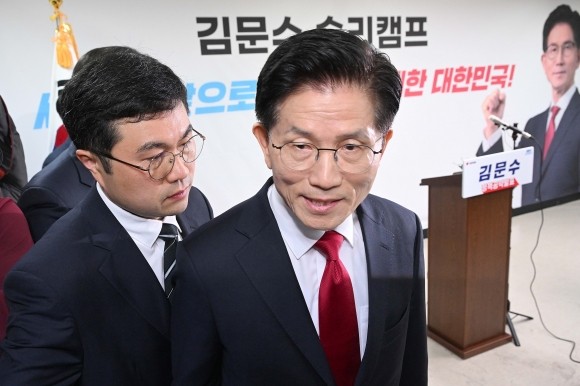 <b>김문수</b> “전례 없는 반민주적 <b>후보 교체</b>…법적 대응”
