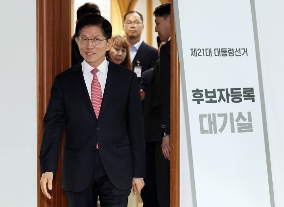 <b>김문수</b>, <b>대선후보 등록</b> 완료…한덕수 측 “결과에 승복”