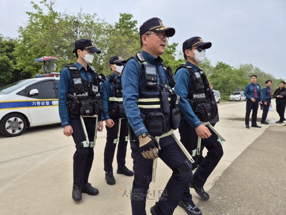 11일 서울경찰청 기동순찰대원들이 웨어러블 로봇(착용형 로봇)을 착용한 채 걷고 있다.송현주 기자