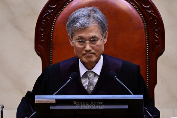 이재명 상고심 선고 앞둔 조희대 대법원장 - 조희대 대법원장이 지난 1일 서울 서초구 대법원 대법정에서 이재명 더불어민주당 대선 후보의 공직선거법 위반 사건 상고심 선고를 준비하며 생각에 잠겨 있다.사진공동취재