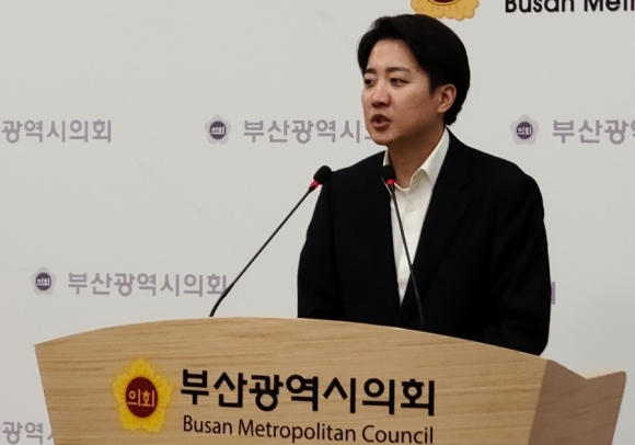 부산시의회에서 기자회견하는 이준석 개혁신당 후보 /연합뉴스