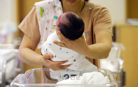 서울의 한 산부인과 신생아실에서 간호사가 신생아를 돌보고 있다.서울신문 DB