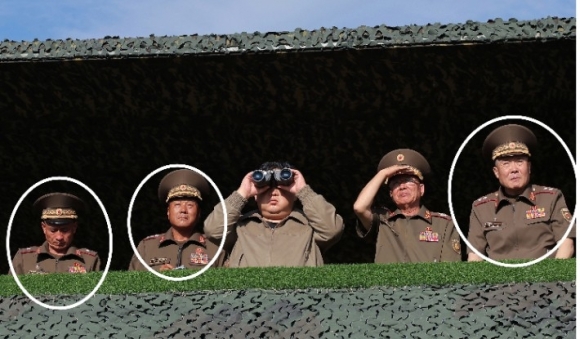 김정은과 나란히 선‘러시아 파견 북한군 장성 3명.왼쪽부터 신금철,김영복,리창호의 모습.연합뉴스