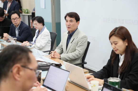 김진태(가운데) 강원지사는 12일 도청에서 기자간담회를 열고 최근 강원FC가 육동한 춘천시장의 홈경기 출입을 막은 것에 대해 사과했다.강원도 제공