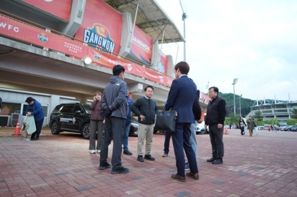 육동한(가운데) 강원 춘천시장이 지난 3일 K리그1 강원FC 홈경기가 열린 춘천송암스포츠타운 주경기장 출입을 사실상 제한당했다.2025.5.3.연합뉴스